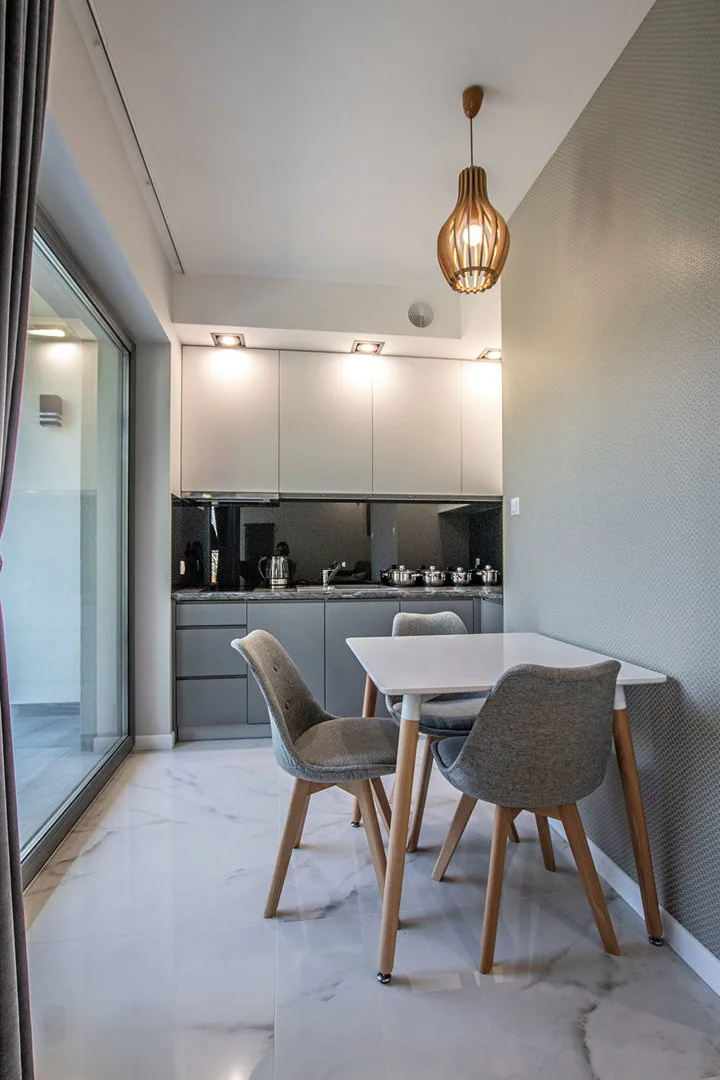 Apartamenty Szmaragdowa 10 — aneks kuchenny z jadalnią i wyjściem na balkon