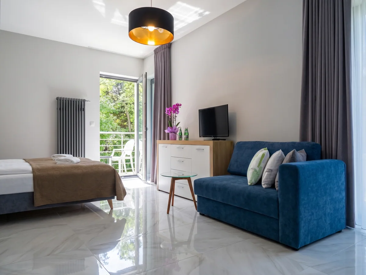 Apartamenty Szmaragdowa 10 — apartament studio z łóżkiem, rozkładaną sofą i wyjściem na balkon