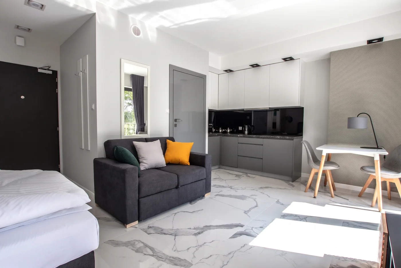 Apartamenty Szmaragdowa 10 — apartament studio z aneksem kuchennym, sofą i łóżkiem