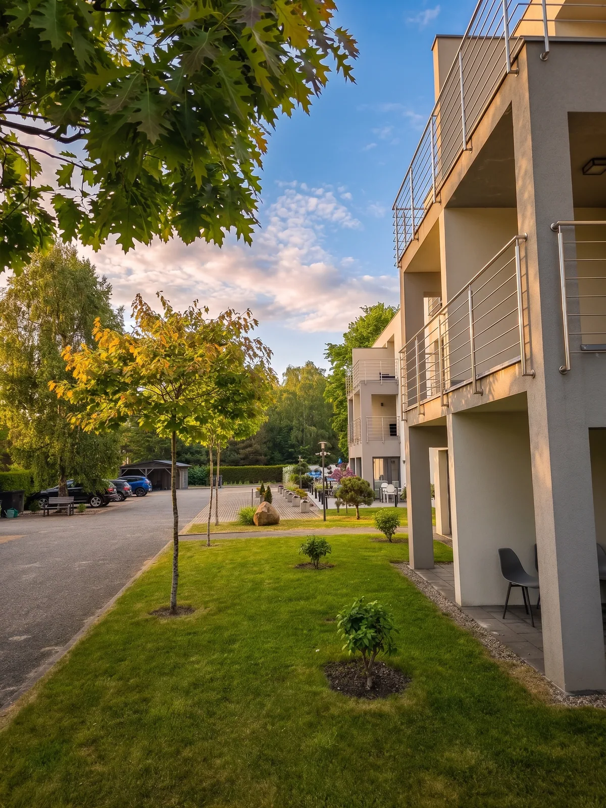 Apartamenty Szmaragdowa 10 — boczna alejka i zieleń wzdłuż budynku