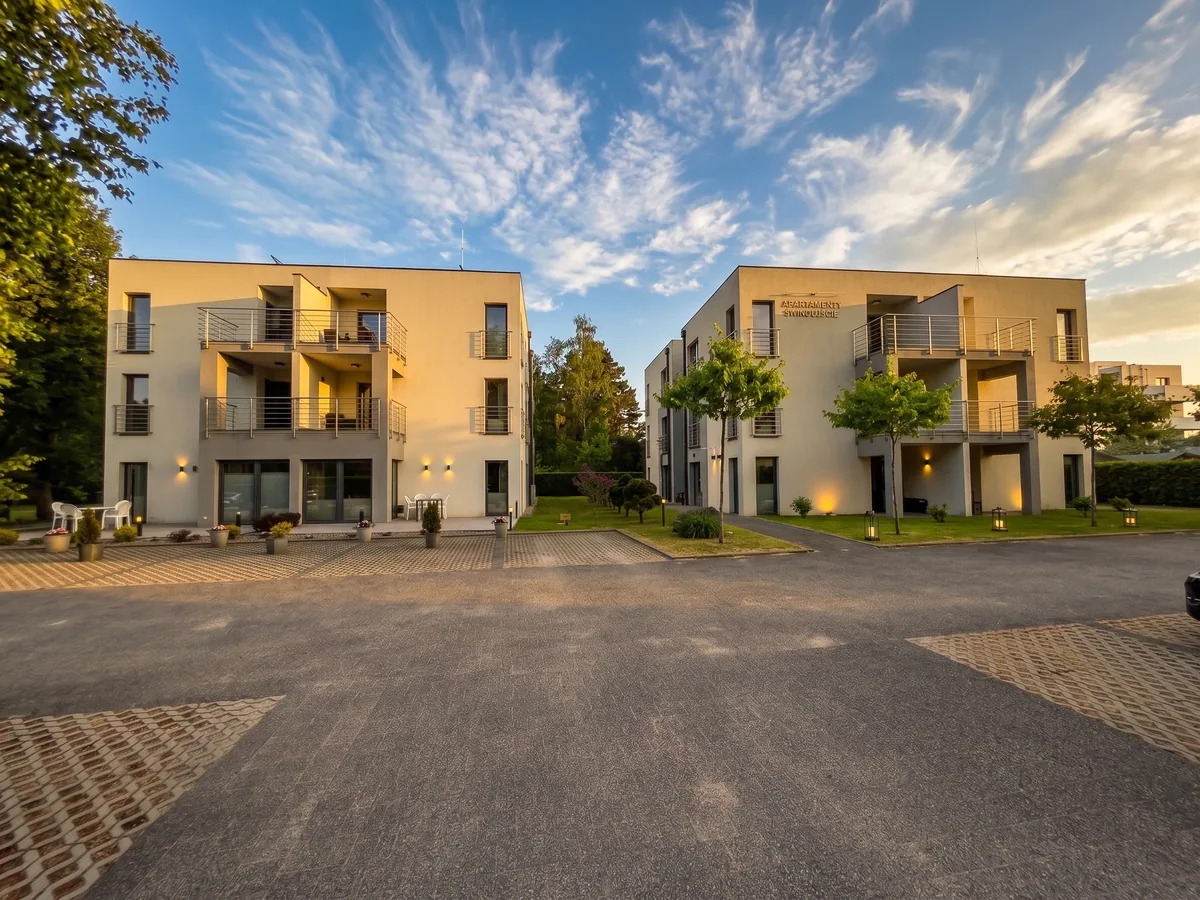 Apartamenty Szmaragdowa 10 — dwa budynki o zachodzie słońca