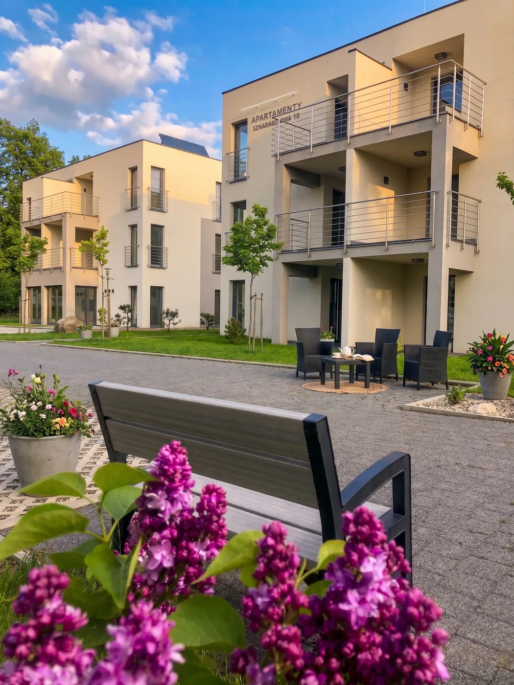 Apartamenty Szmaragdowa 10 — widok z ławki wśród kwitnących bzów
