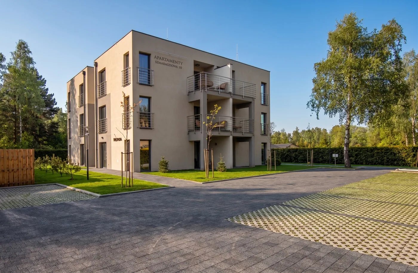 Apartamenty Szmaragdowa 10 — front budynku z parkingiem